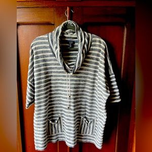 Woman 2X navy & White oversized top